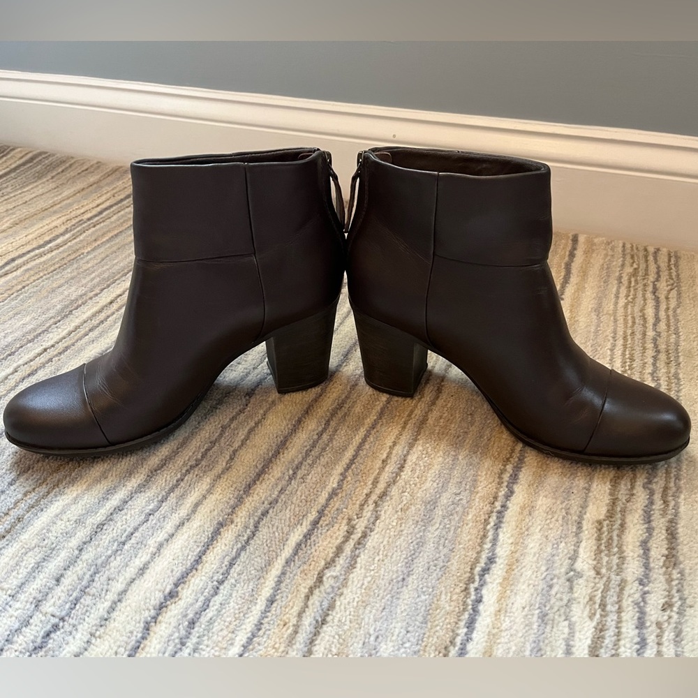 Like new Clarks Collection “cushion soft” bootie